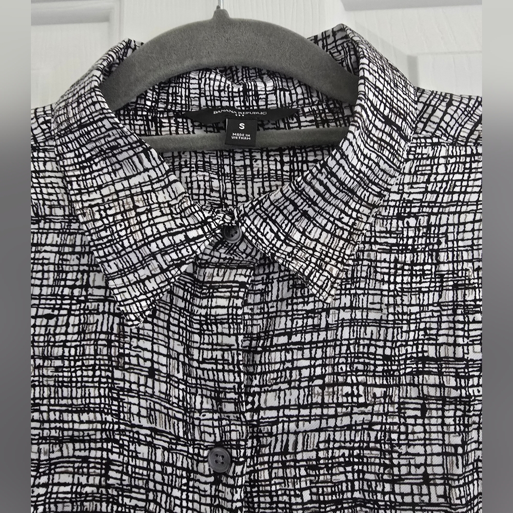Banana Republic Black & White Abstract Print Button-Up Shirt Size Small - Picture 7 of 12